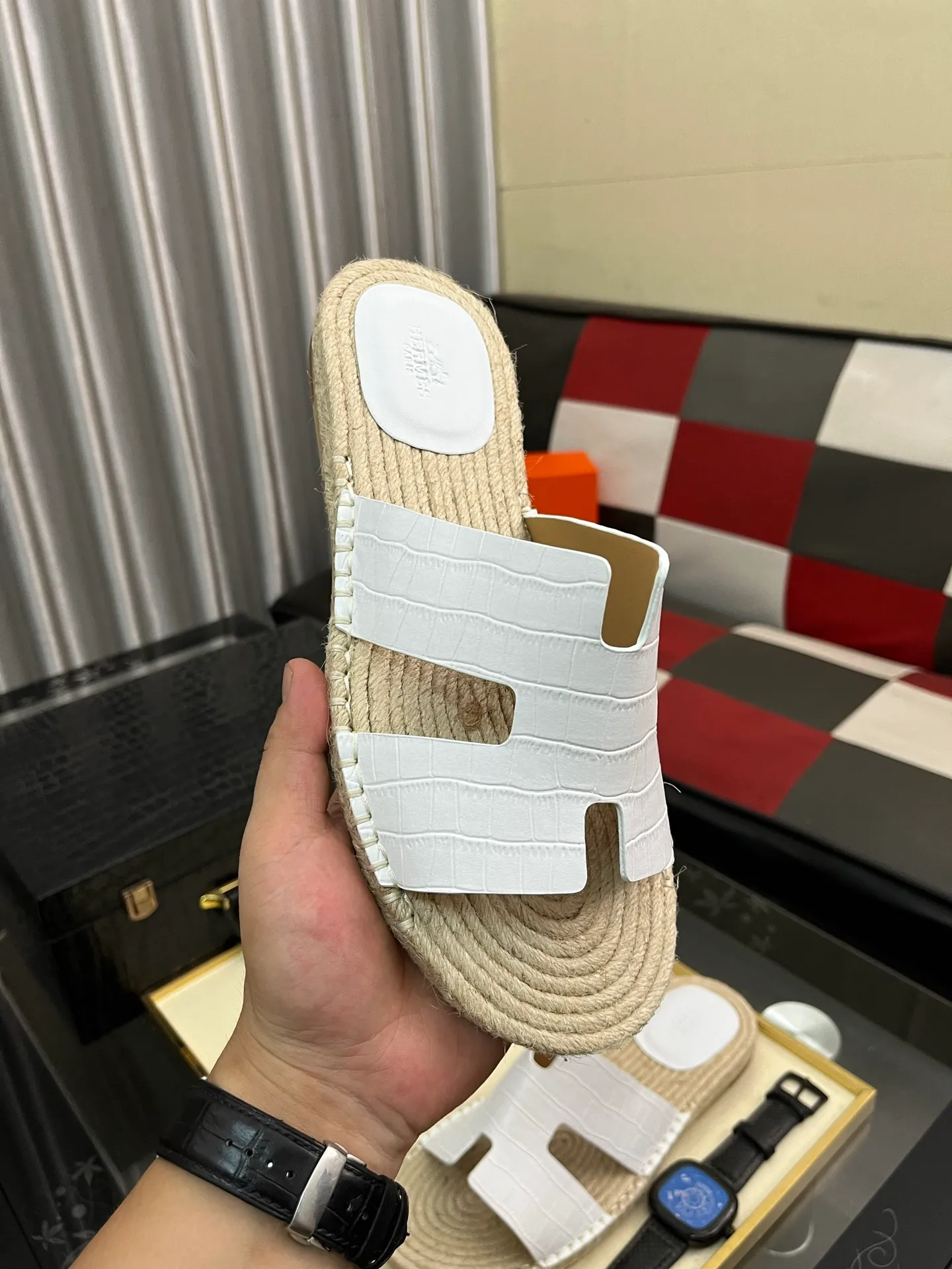 Men's shoes 💰340⌚️⌚️《HERMES》Hermes 💁♂️Men's casual slippers, compare the quality at the counter🧚🏿♂️ The upper layer has a stone pattern with clear texture, showing high-end, high-end, comfortable to wear and versatile. Purely hand-pulled, raw rubber breathable outsole, breathable and comfortable lambskin lining, 100% comfortable density, original rubber outsole wear-resistant code number 38-44. Can be customized 45-46-47